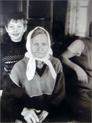05.02.1994 Агния Ивановна (родная сестра Павла Ивановича) с правнуком Вадимом в Тугулыме