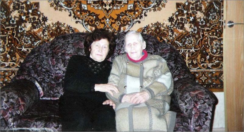  Валентина Ивановна (слева) и Таисья Ивановна (справа) родные сёстры Павла Ивановича 1.09.2007 года
